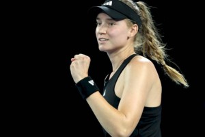 
                    Елена Рыбакина сохранила место в топ-10 рейтинга WTA
                