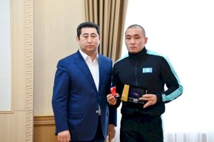 
                    Чемпиону мира по паралыжному спорту Ерболу Хамитову вручили ключи от служебной квартиры
                