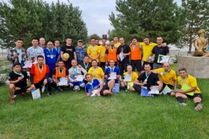 
                    Футболисты-профессионалы проиграли команде осужденных в Алматинской области
                