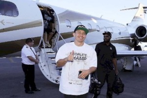 
                    Готов к бою: Головкин прилетел в Лас-Вегас для поединка с «Канело»
                