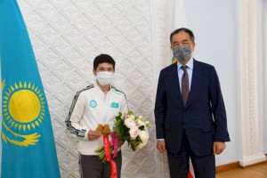 
                    Аким Алматы поздравил победительницу чемпионата Азии по боксу
                