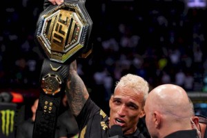 
                    Бразилец Оливейра стал новым чемпионом UFC в легком весе
                