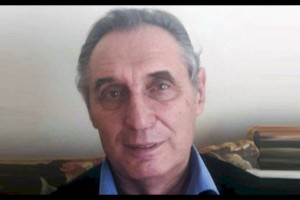 
                    Его учеников знает вся страна
                