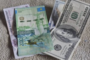 Нацбанк: Тенге и рубль ослабли, песо и рупия укрепились по отношению к доллару