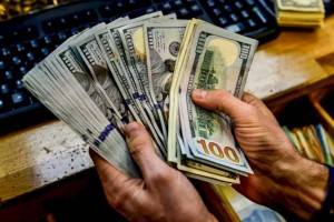 
                    Курс доллара вырос до 470 тенге
                