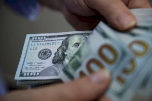 
                    Доллар подорожал почти на шесть тенге
                