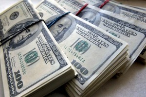 
                    В апреле казахстанцы купили доллары на 189,2 млрд тенге
                