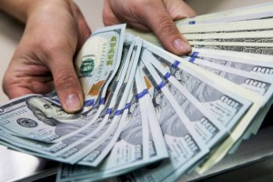 
                    Более 292,5 млрд тенге потратили казахстанцы на покупку долларов в феврале
                