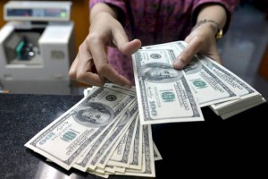 
                    Казахстанцы все больше теряют интерес к доллару
                