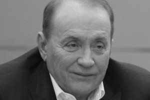 
                    Несменный ведущий КВН Александр Масляков умер от рака легких
                