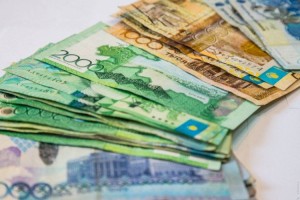 Казахстанцы стали меньше снимать наличность с платежных карт