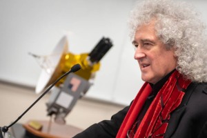 
                    Гитарист группы Queen Брайан Мэй перенес микроинсульт
                