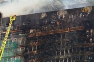 
                    Масштабный пожар охватил большой жилой дом в Лондоне
                