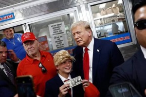 
                     Чаевые $500 оставил Трамп в ресторане в Южной Филадельфии 
                