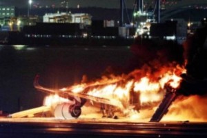 В аэропорту Токио самолёт загорелся при посадке