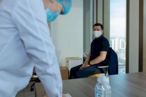 
                    Ерлан Карин получил вторую дозу казахстанской вакцины от COVID
                