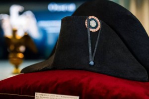 
                    Шляпа Наполеона ушла с молотка за рекордные 1,9 миллиона евро во Франции
                