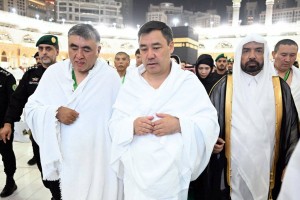 
                    Президент Кыргызстана совершил малый хадж в Мекке
                