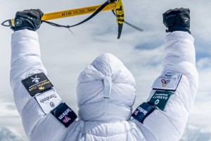 
                    Человек с протезами обеих ног впервые в истории покорил Эверест
                