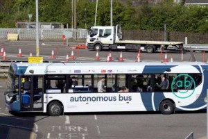 
                    В Великобритании запустили первый беспилотный автобусный маршрут
                