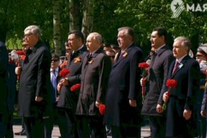 
                    Лидеры стран СНГ возложили венки к могиле Неизвестного солдата в Москве
                