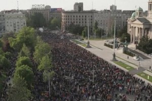 
                    В Белграде на акцию протеста вышли десятки тысяч людей
                