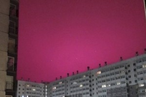 В небе над Украиной заметили странное сияние ярко-розового цвета
