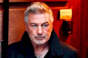 
                    С Алека Болдуина сняты обвинения в гибели оператора Галины Хатчинс
                