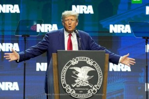 
                    Дональд Трамп предложил вооружить американских школьных учителей
                