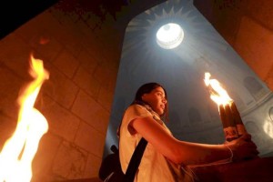 
                    Благодатный огонь сошел в храме Гроба Господня в Иерусалиме
                