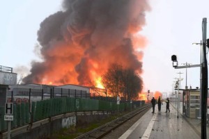 
                    В Гамбурге после крупного пожара на складах образовалось ядовитое облако дыма
                