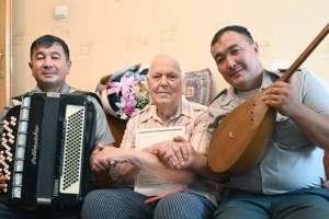 
                    С 98-летием поздравили фронтовика Ивана Макеева в Таразе 
                