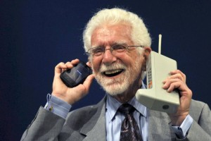 
                    Первый в истории звонок по мобильнику был сделан 50 лет назад
                