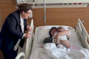 
                    Выживший и спасенный через 128 часов под завалами в Турции младенец воссоединился с матерью
                