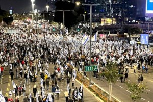 
                    В Израиле в массовых протестах участвуют около 650 тысяч человек
                