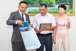 В Алматинской области наградили мужчину, спасшего мальчика от собаки