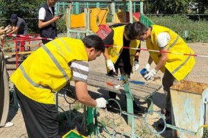 «Таза Қазақстан: волонтеры Уральска очистили детскую площадку