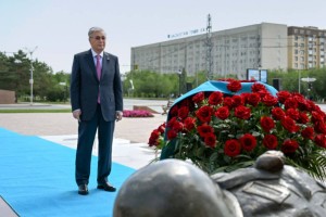 Токаев возложил цветы к Мемориальному комплексу Алии Молдагуловой и почтил ее память минутой молчания