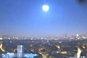 
                    Астероид взорвался над Ла-Маншем
                