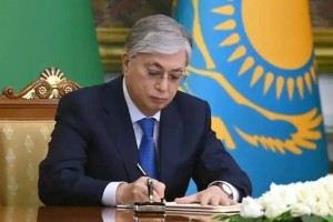 
                    Токаев снял с должностей двух министров
                