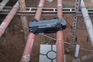 
                    Чудом избежал смерти водитель, попав в странное ДТП на стройплощадке – видео
                