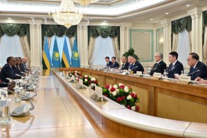 Глава государства провел встречу с президентом Руанды Полем Кагаме в расширенном формате
