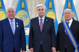 Токаев вручил госнаграды экс-министру и хирургу с золотыми руками