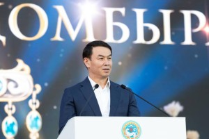 Дархан Сатыбалды поздравил алматинцев и гостей города с Национальным днем домбры