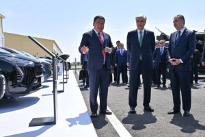 Касым-Жомарт Токаев и Гурбангулы Бердымухамедов осмотрели промышленную выставку в Туркестане