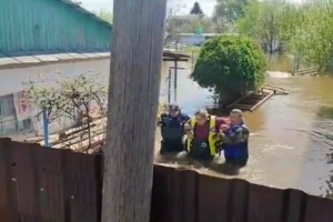 Полицейские спасли мужчину из затопленного дома в ЗКО
