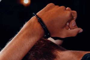 Зарезали и пытались сжечь: об убийстве женщины сожителем рассказали соседи в Актау