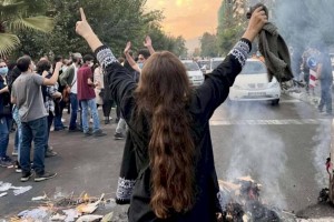 
                    Иран пересмотрит закон об обязательном ношении хиджаба
                