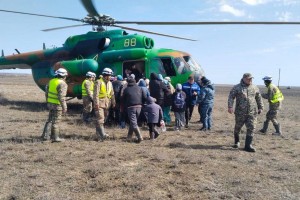 За последние сутки авиацией перевезено 74 человека из подтапливаемых зон