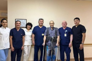 В Алматы пациенту с искусственным сердцем успешно заменили коленный сустав